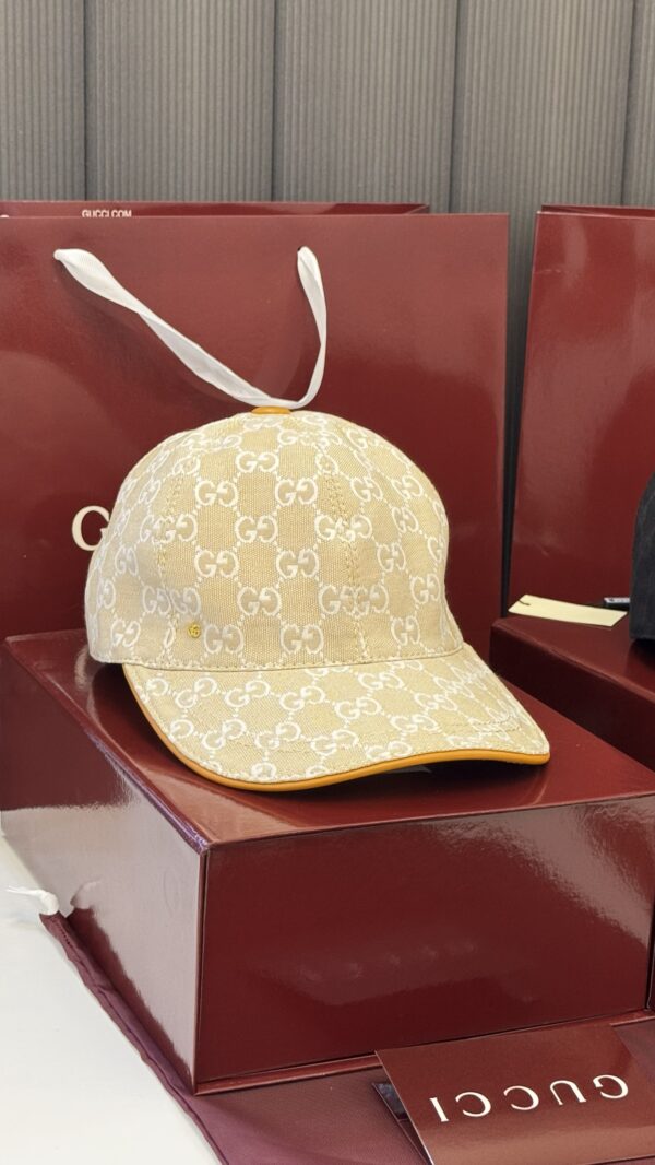 Gucci beige