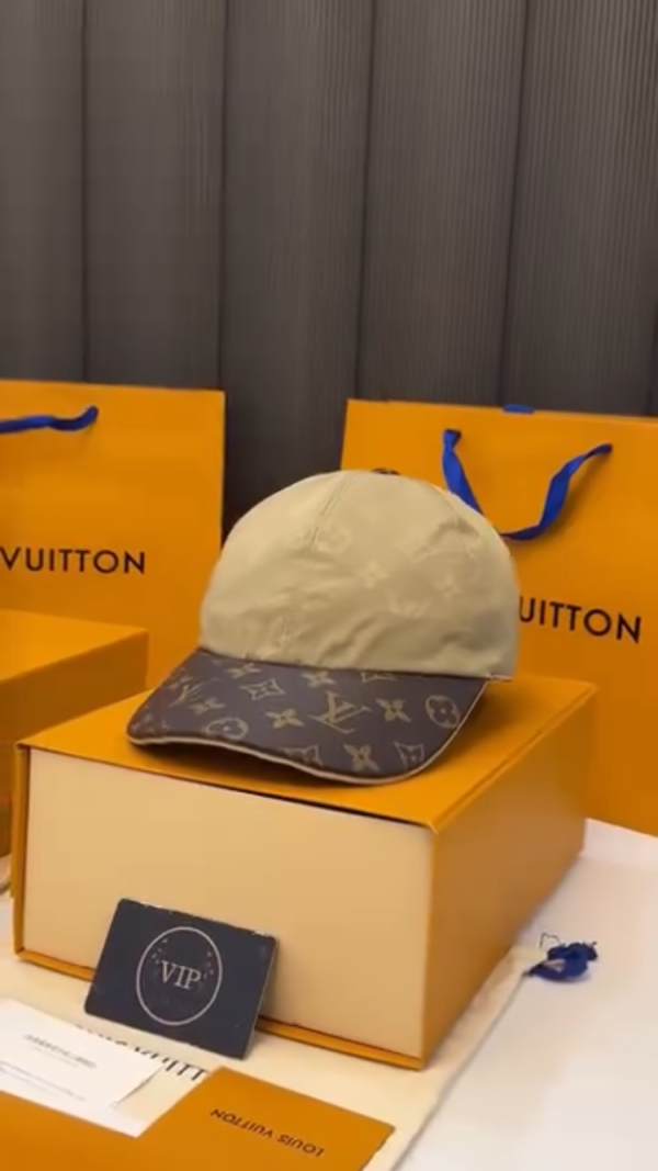 Casquette Louis  Vuitton (triple A )